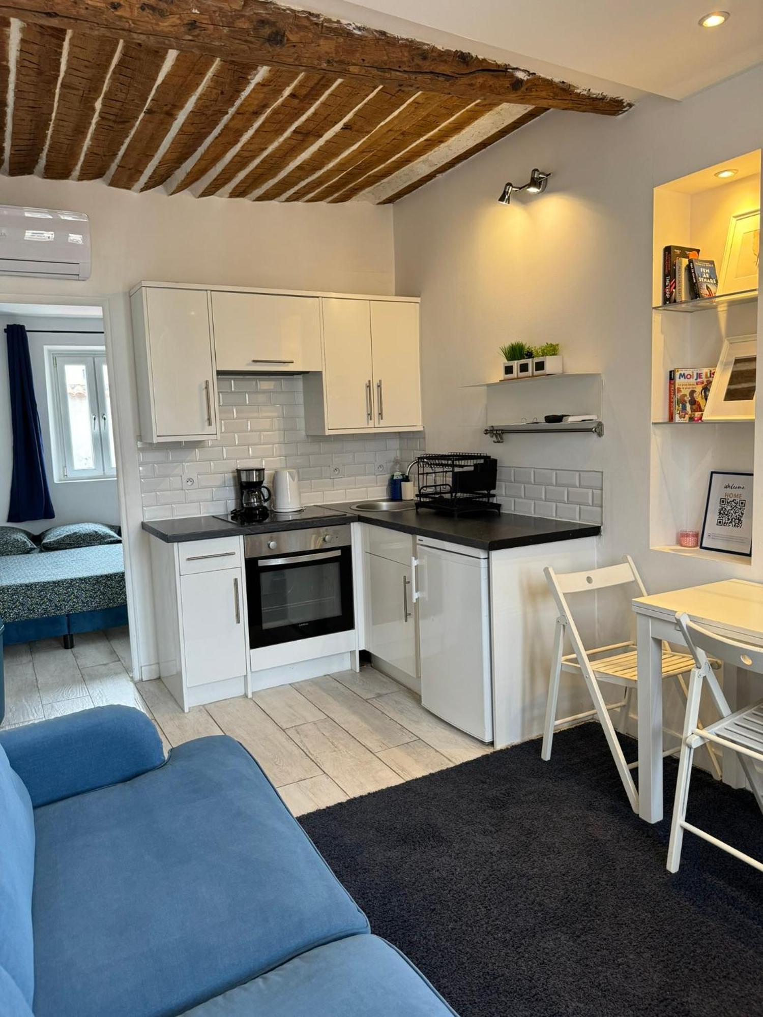Freshly Tastefully Renovated Apartments In Heart Of Old Антиб Экстерьер фото
